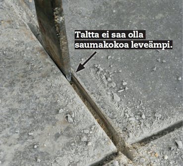 Kylpyhuoneen laattasauman paikkaus Kylpyhuoneen laattasauman paikkaus